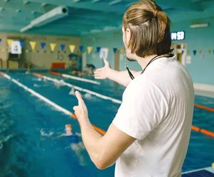 Sesión de Natación Semipersonalizado en Medellín — New Personal Training